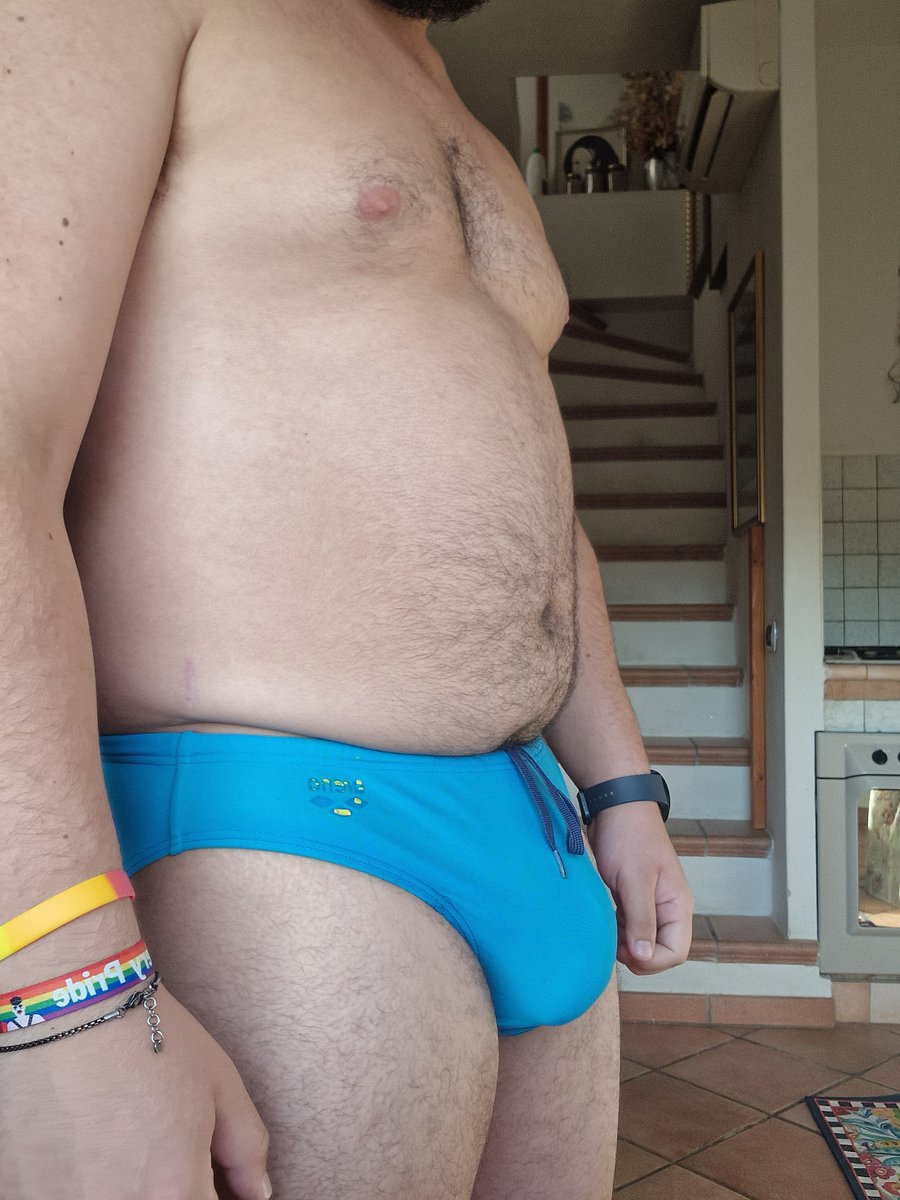 nicowannabear's tweet photo. This speedo is so old 😅 https://t.co/uZNJVOOpTq