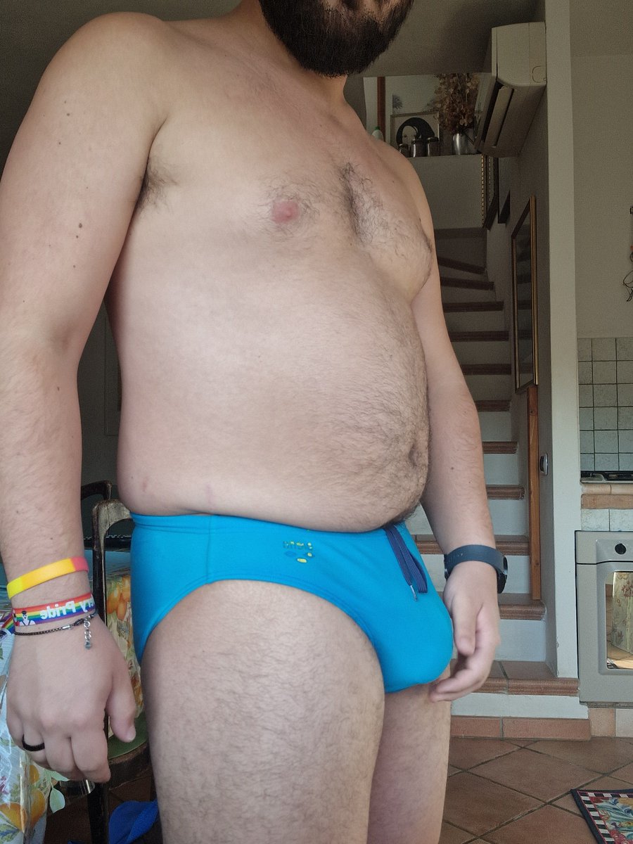 nicowannabear's tweet photo. This speedo is so old 😅 https://t.co/uZNJVOOpTq