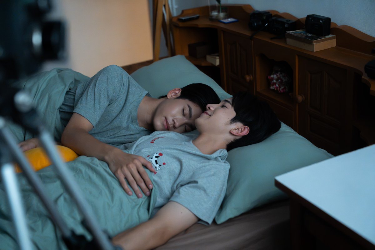 WhenOrangesFall's tweet photo. เห้ย เครียดอะ! นอนกอดแฟนดีกว่าจะได้ฝันดี😴

[PHOTO BEHIND THE SCENES]
#WhenOrangesFallFinalEP🌳🍊
@almondsleepp @___progresss___ https://t.co/8UWG3HNK6p