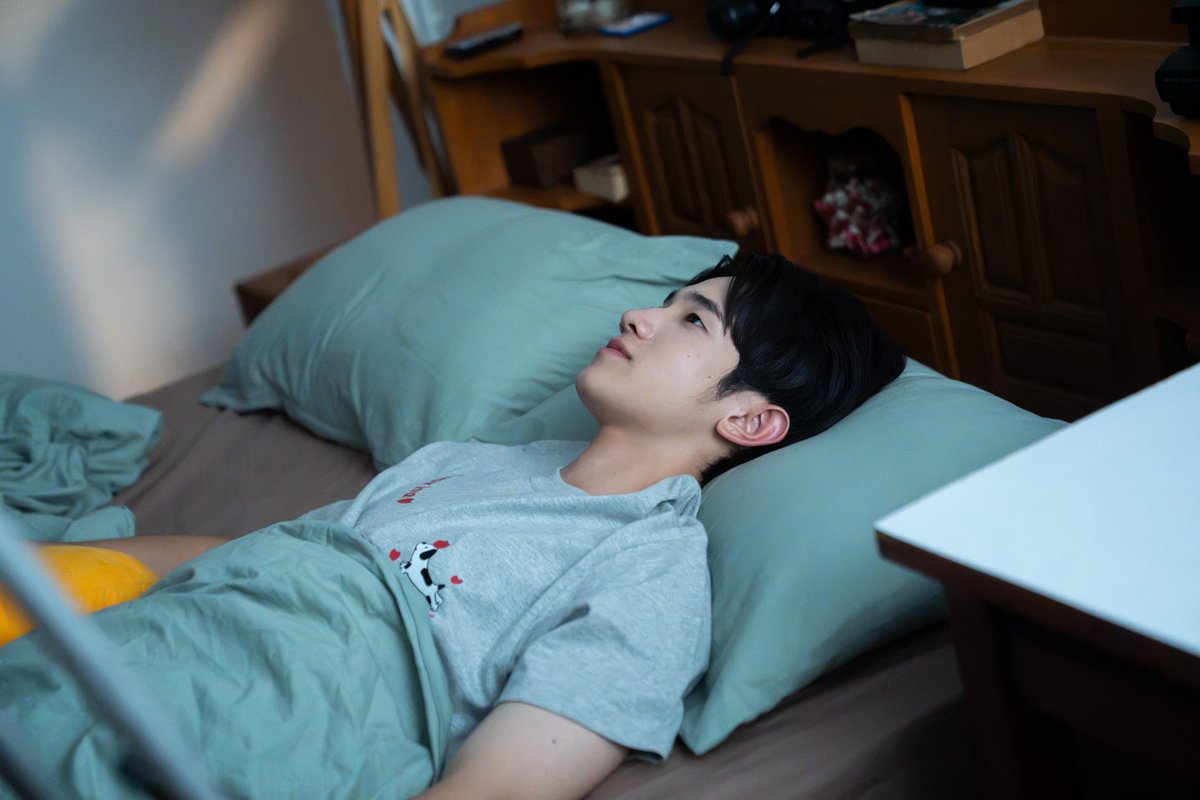 WhenOrangesFall's tweet photo. เห้ย เครียดอะ! นอนกอดแฟนดีกว่าจะได้ฝันดี😴

[PHOTO BEHIND THE SCENES]
#WhenOrangesFallFinalEP🌳🍊
@almondsleepp @___progresss___ https://t.co/8UWG3HNK6p