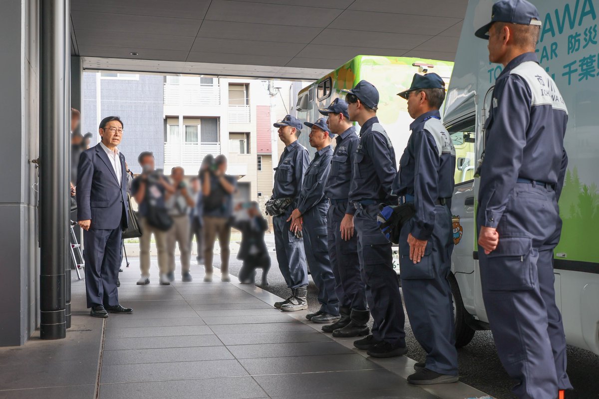 ichikawa_shi's tweet photo. 令和8年熊本地震
応援職員及びトイレカーの派遣

本日、災害時相互応援協定を締結している熊本県宇土市へ向けて、職員6名及びトイレカー2台が第1庁舎を出発しました。

避難所対応の他、携帯トイレや水のいらないシャンプーなどの物資を直接届けます。

派遣したトイレカー⇩
https://t.co/SS3qgeJgiV https://t.co/lDeJ1kdxQp