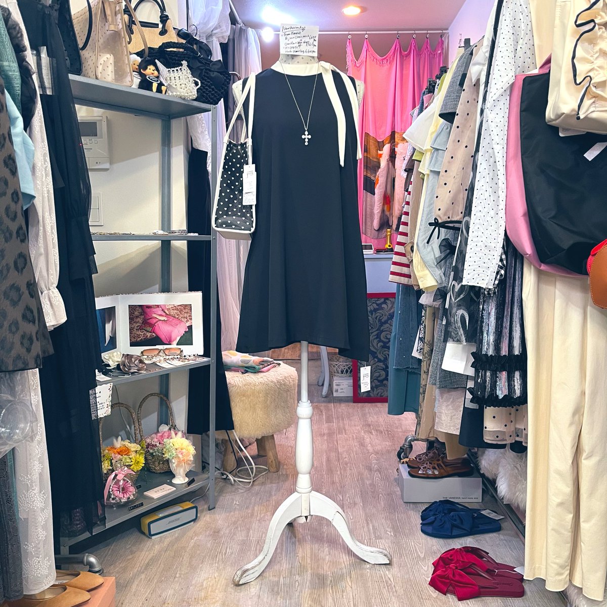 mischievousfff's tweet photo. 本日営業日です🧚今日のディスプレイは【韓国直輸入】揺れるクロスビジューネックレス、ショルダーリボンミニワンピース、【Ｍ'sGRACY】ハートドットメッシュバッグでレトロ可愛いコーディネートです💕
次の営業日は明後日です🧚
#mischievousfairy
#亀有
#セレクトショップ
https://t.co/uMp7qR7NQT https://t.co/sc4J7SdOFL