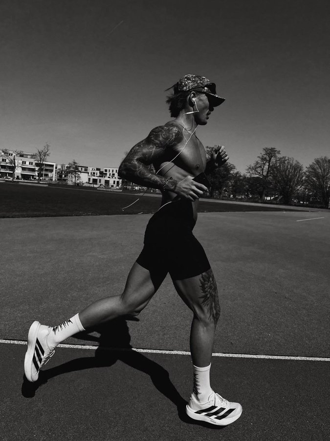 valormental's tweet photo. 9 años en el gimnasio me han enseñado una cosa.

Las 10 peores combinaciones que te hacen engordar:

1. Correr + entrenar de noche. https://t.co/FVs6DX6Zh2