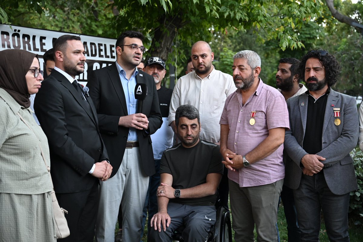 BaturalpCubukcu's tweet photo. Gazilerimizin haklı taleplerini dinlemek ve yanlarında olmak için gençlik kolları yönetimimiz, il başkanlığımız ve ilçe başkanlıklarımızla birlikte Güvenpark’ta idik.

Öcalan’a metin okutacağınıza, memlekete borcunu uzuvlarını toprağın altına bırakarak ödemiş evlatlarınızı dinleyin.
