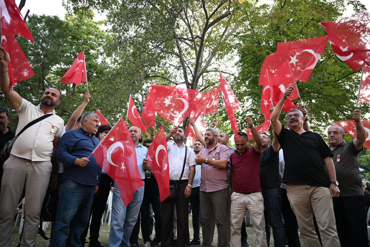 BaturalpCubukcu's tweet photo. Gazilerimizin haklı taleplerini dinlemek ve yanlarında olmak için gençlik kolları yönetimimiz, il başkanlığımız ve ilçe başkanlıklarımızla birlikte Güvenpark’ta idik.

Öcalan’a metin okutacağınıza, memlekete borcunu uzuvlarını toprağın altına bırakarak ödemiş evlatlarınızı dinleyin.