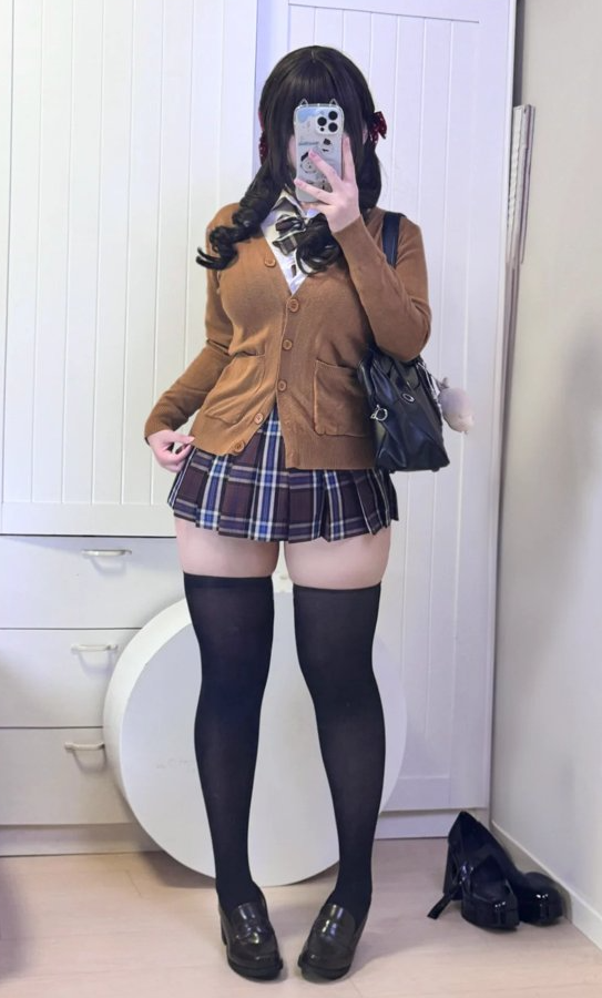 petdieraho1982's tweet photo. デブが制服着るとぶっとい足が目立ちます… https://t.co/LbR0Vh8vxY