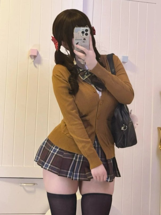 petdieraho1982's tweet photo. デブが制服着るとぶっとい足が目立ちます… https://t.co/LbR0Vh8vxY