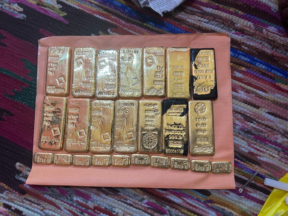 askrajeshsahu's tweet photo. पश्चिम बंगाल के बीरभूम जिले में पुलिस ने बुधवार रात एक छापेमारी में पूर्व सरकारी बस चालक के घर से ₹28 करोड़ से ज्यादा कैश और 15 किलो सोना बरामद किया है। सोने की कीमत करीब ₹21 करोड़ आंकी गई है। इस तरह कुल बरामदगी करीब ₹49 करोड़ की है। नोटों का ढेर इतना बड़ा था कि उन्हें गिनते-गिनते 5 करेंसी काउंटिंग मशीनें खराब हो गईं।

पुलिस ने आरोपी मिनार मंडल को गिरफ्तार किया है। वह फरार पत्थर कारोबारी तुलु मंडल उर्फ मोहम्मद नजीबुद्दीन का मैनेजर और साला है। तुलु मंडल वही शख्स है, जिसने 2024 में अपनी बेटी की करीब ₹100 करोड़ की आलीशान शादी कराई थी।पुलिस के मुताबिक, वह पहले बस ड्राइवर था और बाद में स्टोन कारोबार से जुड़ गया।

अब जांच एजेंसियां यह पता लगाने में जुटी हैं कि करोड़ों रुपये की नकदी और सोना कहां से आया और इसके पीछे कौन-कौन लोग शामिल हैं। वहीं, बंगाल के मुंख्यमंत्री शुभेंदु अधिकारी ने कहा है कानून प्रवर्तन एजेंसियों ने सराहनीय काम किया है। उन्होंने छापेमारी की तस्वीरें भी सोशल मीडिया पर शेयर कीं।