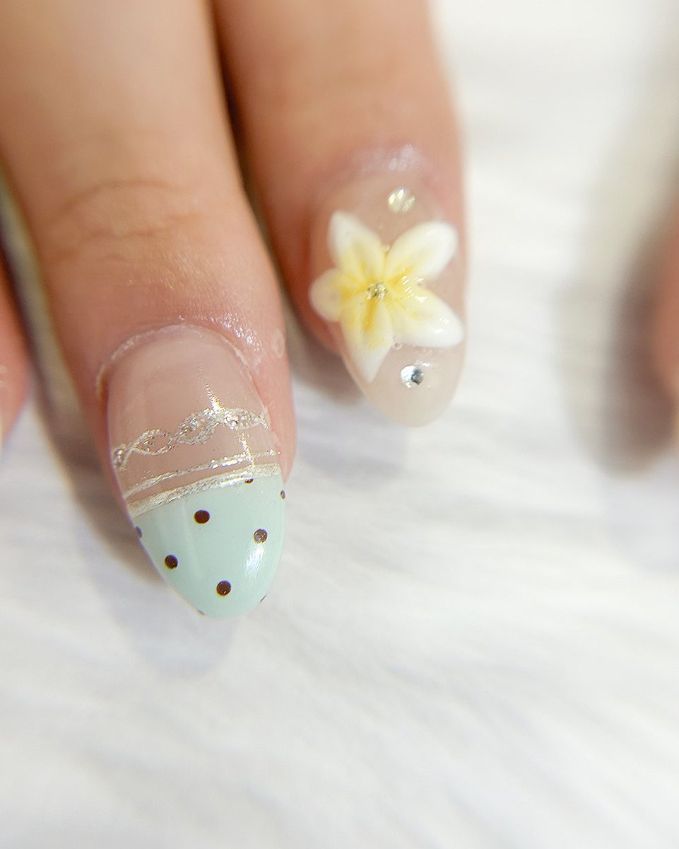 Qunt_nail's tweet photo. #ネイル #ネイルデザイン
チョコミントカラーのドットにプルメリア。
夏本番なデザインを作成させていただきました！ https://t.co/DCsSgeWGRu