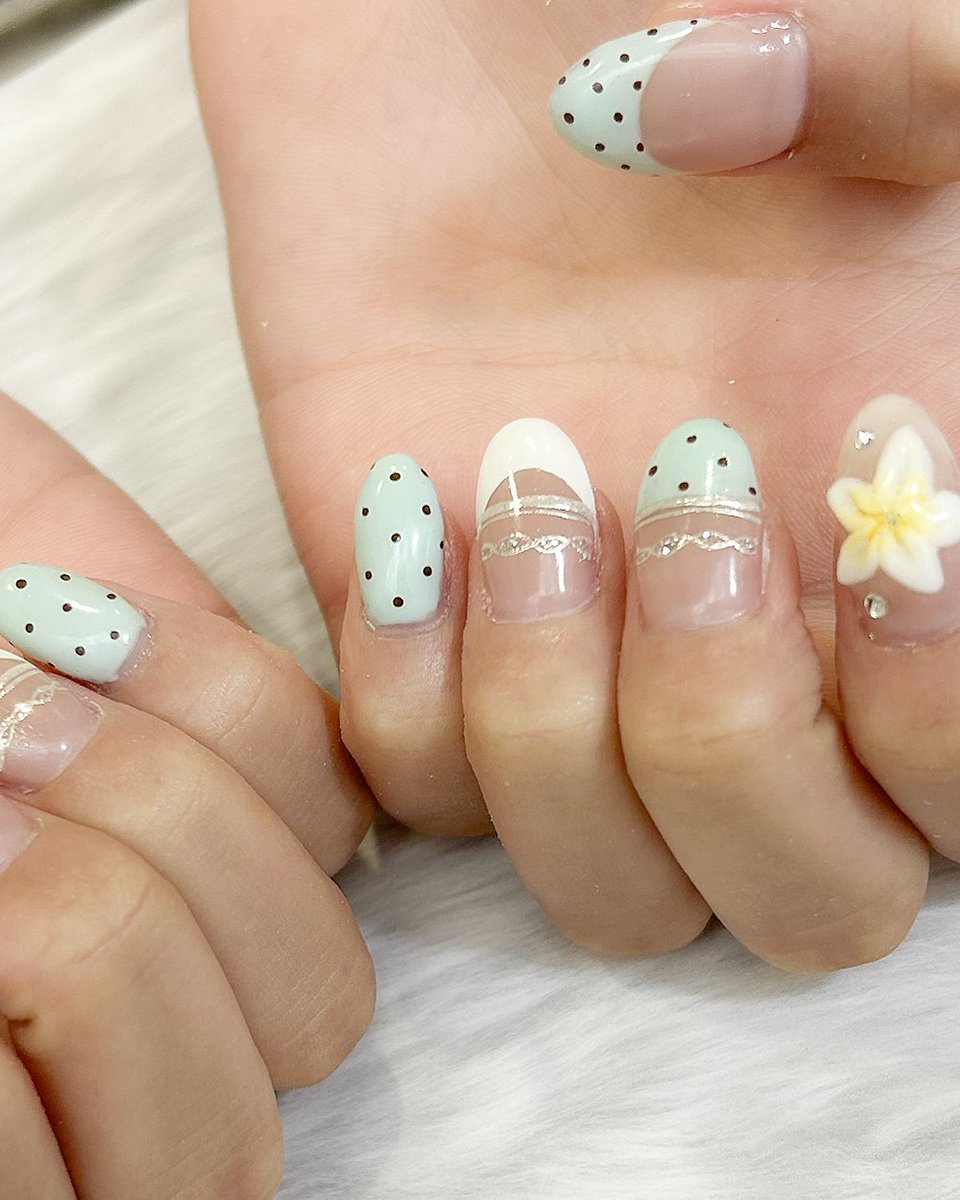 Qunt_nail's tweet photo. #ネイル #ネイルデザイン
チョコミントカラーのドットにプルメリア。
夏本番なデザインを作成させていただきました！ https://t.co/DCsSgeWGRu