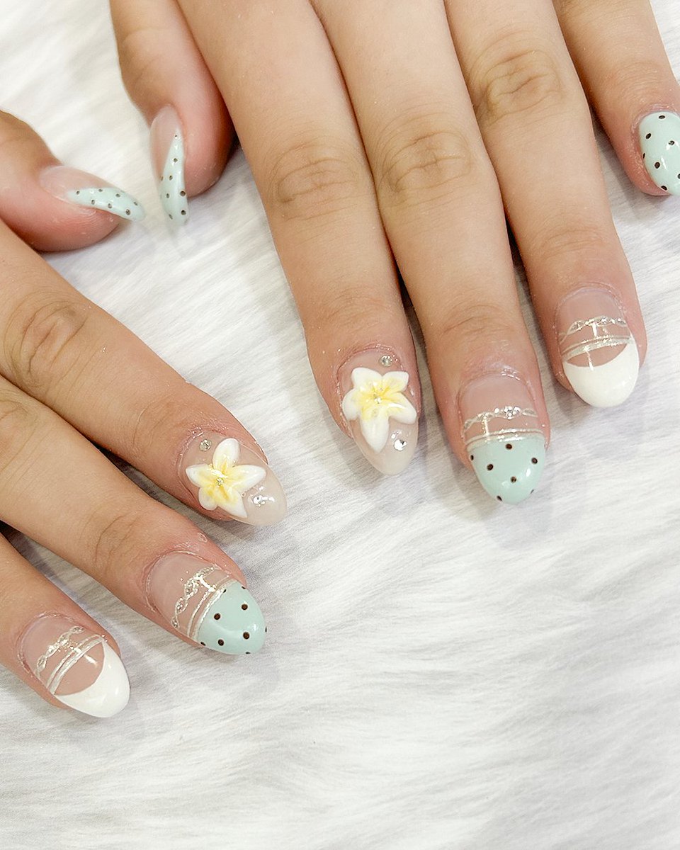 Qunt_nail's tweet photo. #ネイル #ネイルデザイン
チョコミントカラーのドットにプルメリア。
夏本番なデザインを作成させていただきました！ https://t.co/DCsSgeWGRu