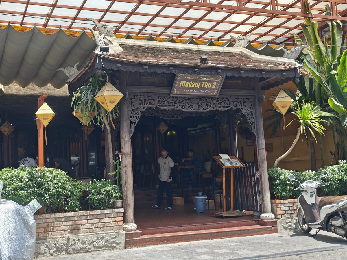 amashi194's tweet photo. まず最初に欧米人に人気のMadam Thu 2 - Hue Restaurantで昼食。フエの３大蒸し餅を含んだ名物料理全部のせプレートと、フエ発祥と言われているフエスタイルソルトコーヒー。合計で1014円。安い。３大蒸し餅はもちもちだったりプルプルだったりで美味しい。不思議な食感 https://t.co/bWQSvG4qZU