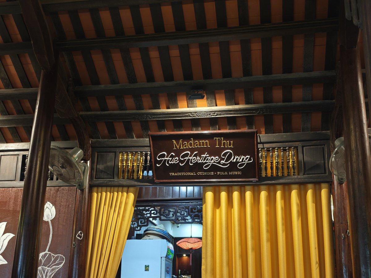 amashi194's tweet photo. まず最初に欧米人に人気のMadam Thu 2 - Hue Restaurantで昼食。フエの３大蒸し餅を含んだ名物料理全部のせプレートと、フエ発祥と言われているフエスタイルソルトコーヒー。合計で1014円。安い。３大蒸し餅はもちもちだったりプルプルだったりで美味しい。不思議な食感 https://t.co/bWQSvG4qZU