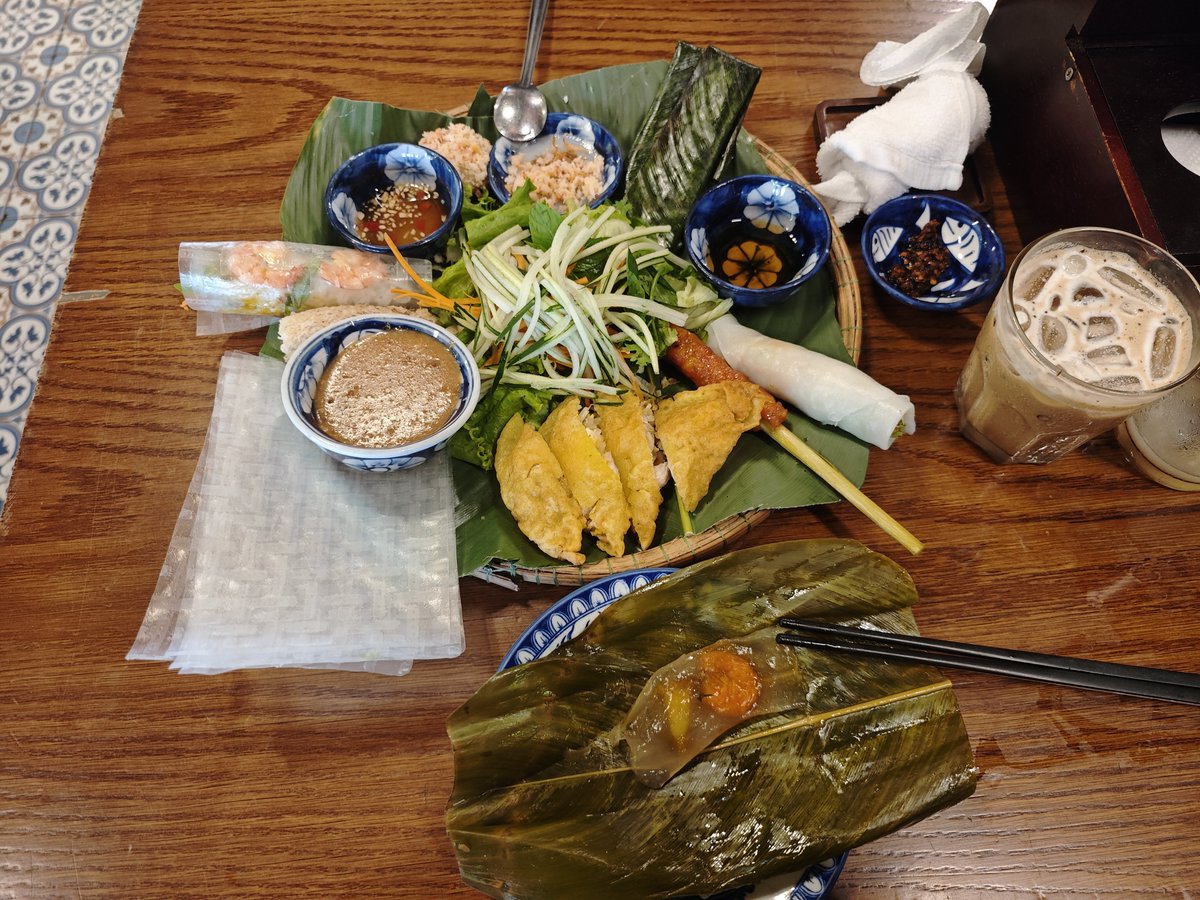 amashi194's tweet photo. まず最初に欧米人に人気のMadam Thu 2 - Hue Restaurantで昼食。フエの３大蒸し餅を含んだ名物料理全部のせプレートと、フエ発祥と言われているフエスタイルソルトコーヒー。合計で1014円。安い。３大蒸し餅はもちもちだったりプルプルだったりで美味しい。不思議な食感 https://t.co/bWQSvG4qZU