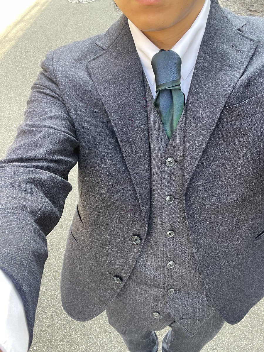 kaneto_solomon's tweet photo. 今からお客様の元へ訪問

現在の気温は34℃
蝉も鳴いてるしただただ暑過ぎる

しかし、僕はどんなに暑い日でも
スリーピースとネクタイを着用する

これはお客様に対して
安心感と特別感を感じていただくため

でも今日は

夏用はクリーニングに出ており
冬用を着ざるを得ない状況になっている

暑い https://t.co/t7ZFWXSRF1