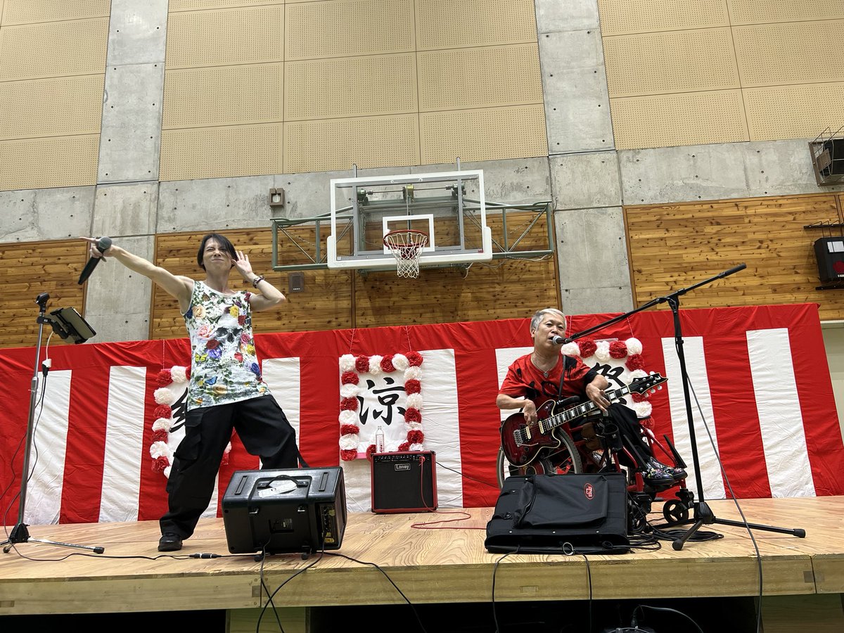 StreamingREDxxx's tweet photo. 7月25日
サンアップル納涼祭セットリスト

1. アカイキズナ
2. RUN &amp;GUN
3. 青と夏(カバー)
4. 夢-YOU.ME-
5. Jewel

#streamingred
@Rikizo
@showji_kawasaki https://t.co/ynAhu3Lu9k