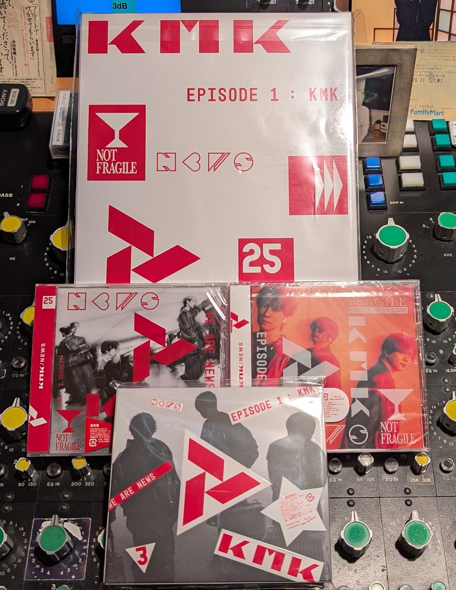 yasmanmaeda's tweet photo. NEWS 「KMK」頂きました。　
各所で在庫切れ。　わざわざスタッフさんが持って来てくれました。　
ここからがスタート気合を入れていきます。

今回も、もちろんソニー指定ラインです。
ギリギリの進行のなか、ラインを空けておいて頂き感謝です。

#NEWS 
#KMK https://t.co/9g9nYhMViU