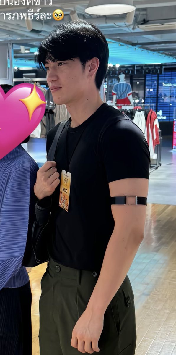 immellou's tweet photo. หล่อไม่ตายกล้องสด ตัวก็หนาเท่าวัง ถูกสเป๊กเชรดโด้มากอ่ะ https://t.co/lr7C0OKviM