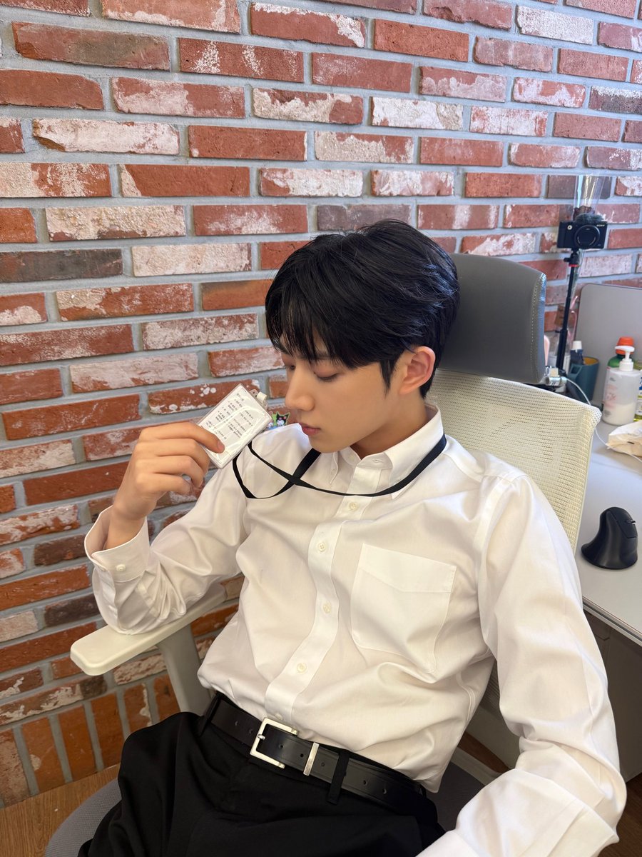 TPST_twt's tweet photo. [#형섭] 세상의 모든 직장인들 학생들 화이팅🫶🏻 https://t.co/OBnydVffv4