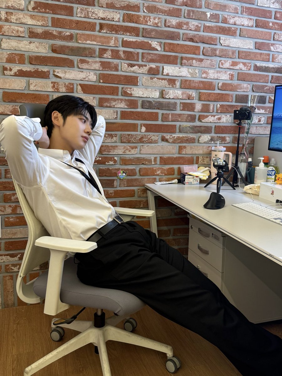 TPST_twt's tweet photo. [#형섭] 세상의 모든 직장인들 학생들 화이팅🫶🏻 https://t.co/OBnydVffv4
