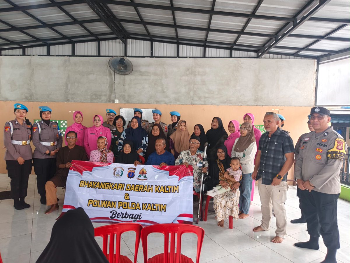 Humas439's tweet photo. 💙 Polwan Berbagi, Tebar Kepedulian untuk Sesama

Polwan Bid Propam Polda Kaltim bersama Bhayangkari dan didampingi Bhabinkamtibmas Kelurahan Gunung Sari Ilir menyalurkan bantuan sosial kepada 50 warga di Langgar Al Islamiyah.

#PolriPresisi #PolwanPoldaKaltim #PolrestaBalikpapan https://t.co/NUEFxm0C6V