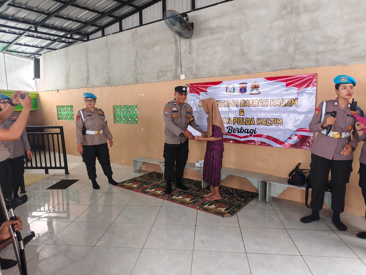 Humas439's tweet photo. 💙 Polwan Berbagi, Tebar Kepedulian untuk Sesama

Polwan Bid Propam Polda Kaltim bersama Bhayangkari dan didampingi Bhabinkamtibmas Kelurahan Gunung Sari Ilir menyalurkan bantuan sosial kepada 50 warga di Langgar Al Islamiyah.

#PolriPresisi #PolwanPoldaKaltim #PolrestaBalikpapan https://t.co/NUEFxm0C6V