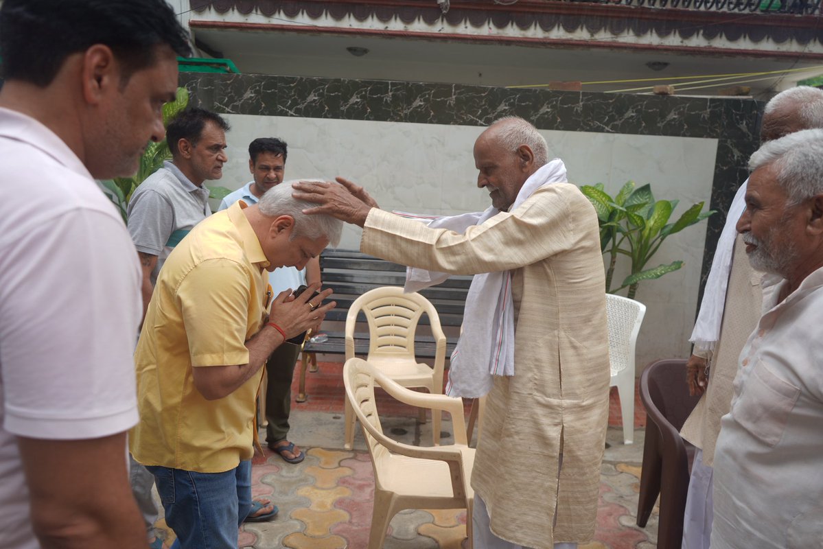 kgahlot's tweet photo. भाजपा के वरिष्�� कार्यकर्ता श्री प्रदीप सहरावत जी की पूज्य माताजी के निधन का दुःखद समाचार प्राप्त हुआ था। आज उनके निवास पर पहुँचकर शोकाकुल परिवार से मुलाकात की और अपनी गहरी संवेदनाएँ व्यक्त कीं।

ईश्वर दिवंगत आत्मा को अपने श्रीचरणों में स्थान दें तथा शोक संतप्त परिवार को इस अपार दुःख को सहन करने की शक्ति प्रदान करें।

ॐ शांति।