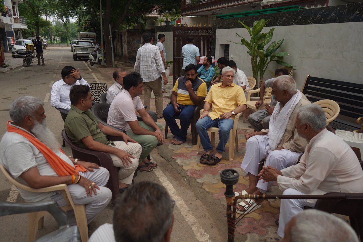 kgahlot's tweet photo. भाजपा के वरिष्�� कार्यकर्ता श्री प्रदीप सहरावत जी की पूज्य माताजी के निधन का दुःखद समाचार प्राप्त हुआ था। आज उनके निवास पर पहुँचकर शोकाकुल परिवार से मुलाकात की और अपनी गहरी संवेदनाएँ व्यक्त कीं।

ईश्वर दिवंगत आत्मा को अपने श्रीचरणों में स्थान दें तथा शोक संतप्त परिवार को इस अपार दुःख को सहन करने की शक्ति प्रदान करें।

ॐ शांति।