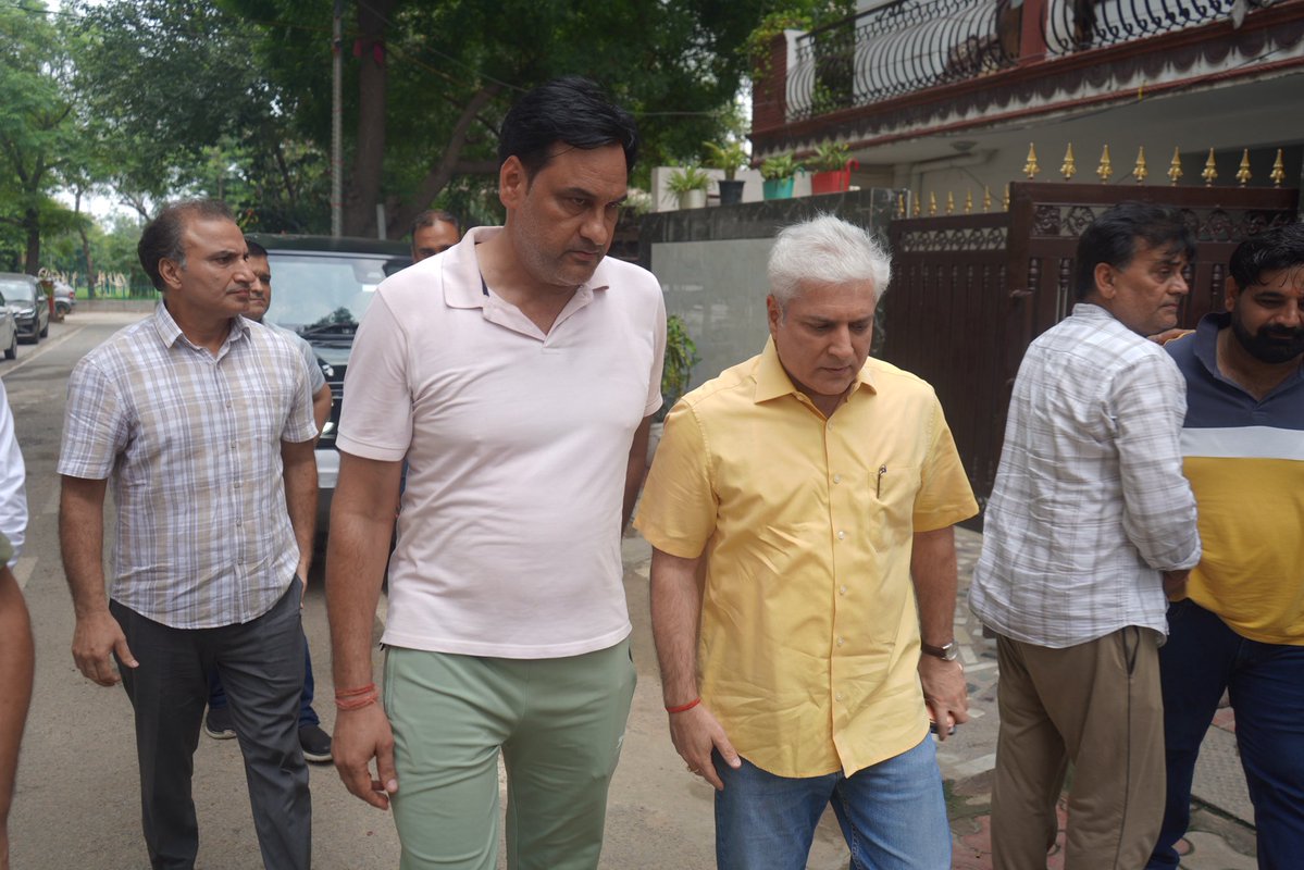 kgahlot's tweet photo. भाजपा के वरिष्�� कार्यकर्ता श्री प्रदीप सहरावत जी की पूज्य माताजी के निधन का दुःखद समाचार प्राप्त हुआ था। आज उनके निवास पर पहुँचकर शोकाकुल परिवार से मुलाकात की और अपनी गहरी संवेदनाएँ व्यक्त कीं।

ईश्वर दिवंगत आत्मा को अपने श्रीचरणों में स्थान दें तथा शोक संतप्त परिवार को इस अपार दुःख को सहन करने की शक्ति प्रदान करें।

ॐ शांति।