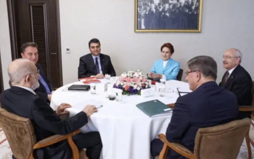 __KESAFET64__'s tweet photo. Başkan Recep Tayyip Erdoğan'ı devirmek için kurdukları 6'lı masadan geriye sadece masa kaldı...

kemal kılıçdaroğlu: Deniz Baykal'ı sattı

meral akşener: Devlet Bahçeli'yi sattı

ahmet davutoğlu: Davayı sattı

ali babacan: Erdoğan'ı sattı

temel karamollaoğlu: Milli Görüşü sattı

ümit özdağ: meral akşener'i sattı

Özgür özel bay Kemal'i sattı
