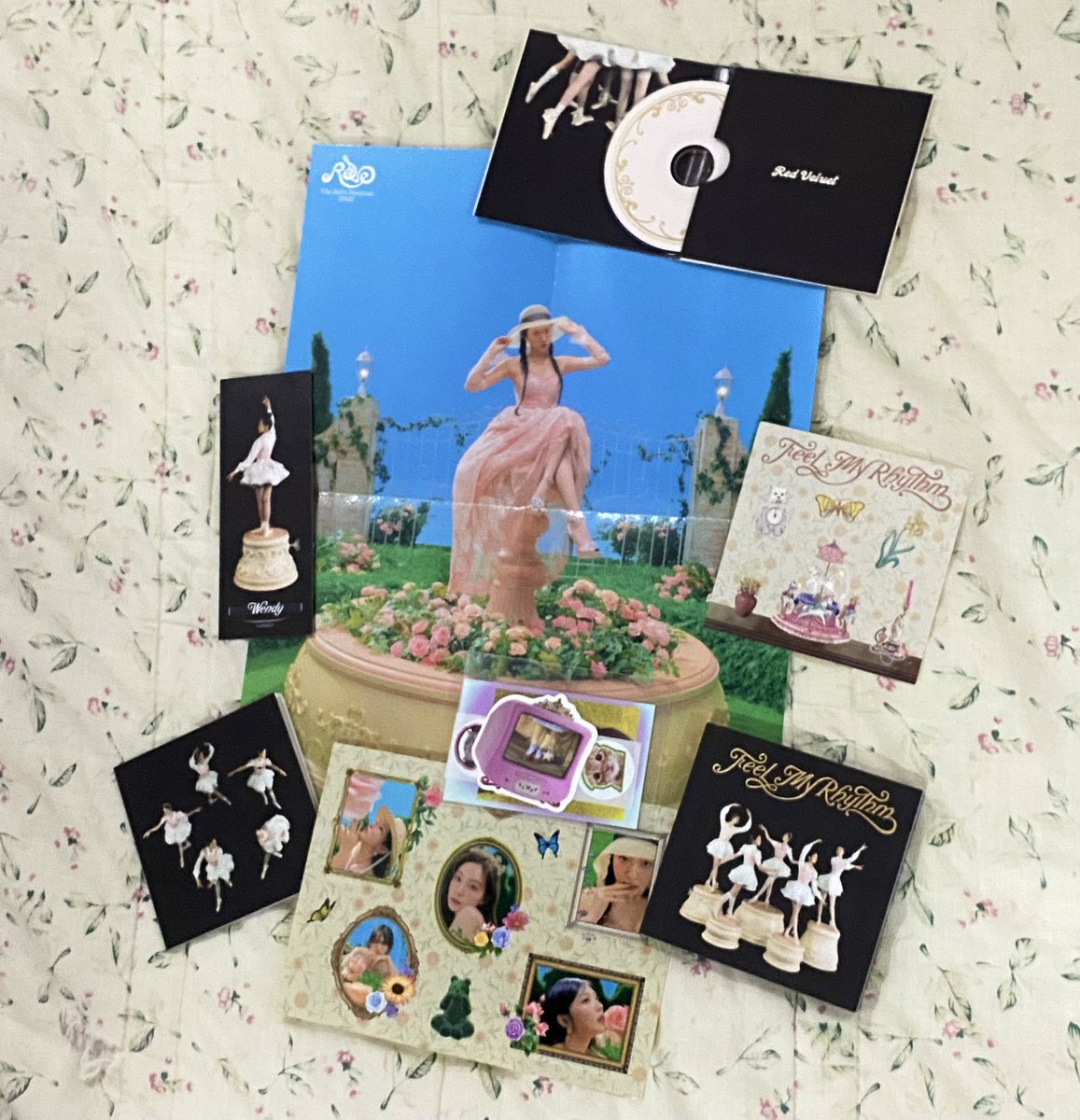 bwmharu's tweet photo. ಄ red velvet mail ! from @myouirongie 💌

fits my room aesthetic so wellll 💘 both arrived in good condition ^^ thank you for packing them safely and for the freebies! #homewitharu #makuproofs https://t.co/2jdKhTjpIo