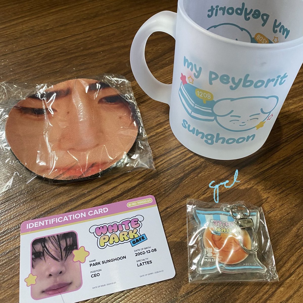 suwonzcart's tweet photo. ꒰  wts  lfb  ph  ꒱  
  
౨ৎ︎ 1st set - sunghoon mug set (never been used) ₱300
౨ৎ︎ 2nd set - 10cm sunsun dolls snowhoon and melonoo (never been washed) ₱1.2k with clothes
౨ৎ︎ 3rd set - sunsun photocards (all good condition) 1k set 

★ prio payo
☆ dm/reply mine to claim https://t.co/30NQFB9cT2