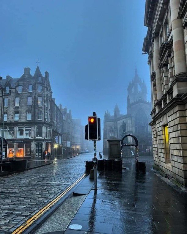 sereinvibee's tweet photo. after rain edinburgh https://t.co/YzqKLxIW9e