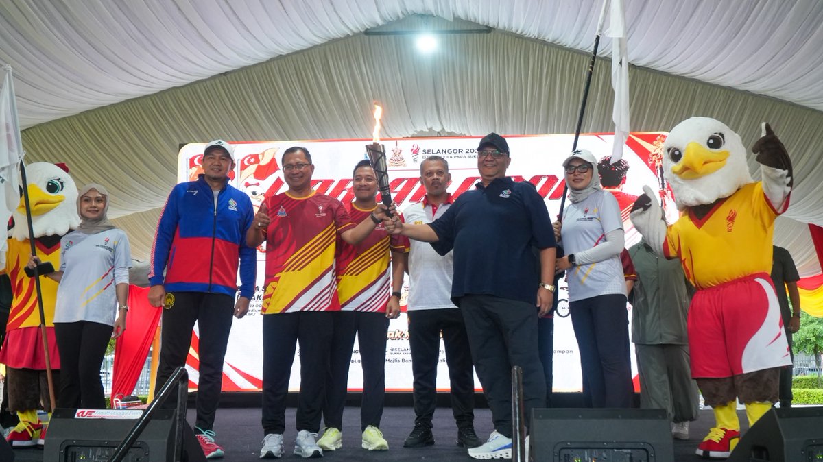 NajwanHalimi's tweet photo. 26 Julai 2026

Menghadiri acara Larian Obor SUKMA XXII dan Para SUKMA Selangor 2026 anjuran Majlis Bandaraya Petaling Jaya (MBPJ) di Laman MBPJ seawal jam 7.45 pagi.

Hampir 1,000 warga Petaling Jaya menyertai larian sejauh lima kilometer yang diketuai oleh Datuk Bandar MBPJ, Dato' Mohamad Zahri Samingon. 

Majlis dimulakan dengan perarakan obor SUKMA XXII yang dibawa oleh Datuk Bandar Majlis Bandaraya Subang Jaya, Dato' Amirul Azizan Abd. Rahim, seterusnya diserahkan kepada Datuk Bandar MBPJ sebagai tanda simbolik ketibaan obor ke Petaling Jaya.