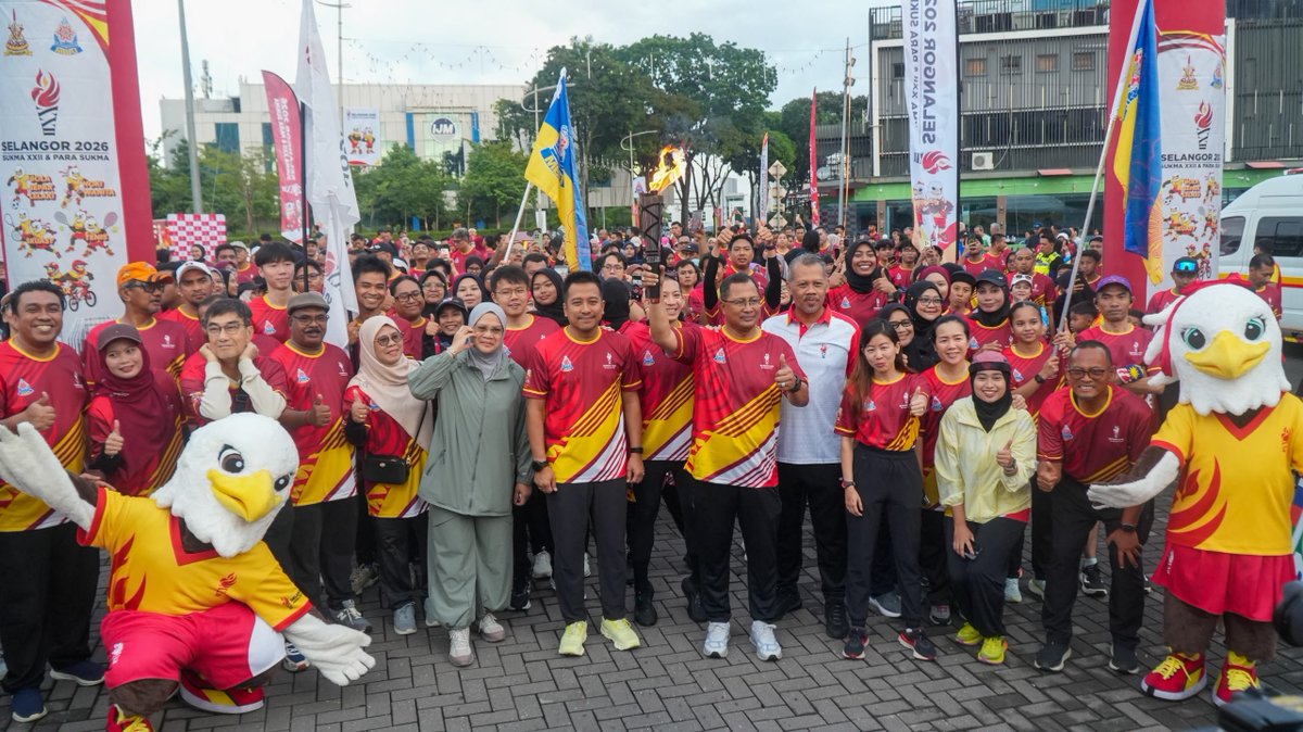 NajwanHalimi's tweet photo. 26 Julai 2026

Menghadiri acara Larian Obor SUKMA XXII dan Para SUKMA Selangor 2026 anjuran Majlis Bandaraya Petaling Jaya (MBPJ) di Laman MBPJ seawal jam 7.45 pagi.

Hampir 1,000 warga Petaling Jaya menyertai larian sejauh lima kilometer yang diketuai oleh Datuk Bandar MBPJ, Dato' Mohamad Zahri Samingon. 

Majlis dimulakan dengan perarakan obor SUKMA XXII yang dibawa oleh Datuk Bandar Majlis Bandaraya Subang Jaya, Dato' Amirul Azizan Abd. Rahim, seterusnya diserahkan kepada Datuk Bandar MBPJ sebagai tanda simbolik ketibaan obor ke Petaling Jaya.