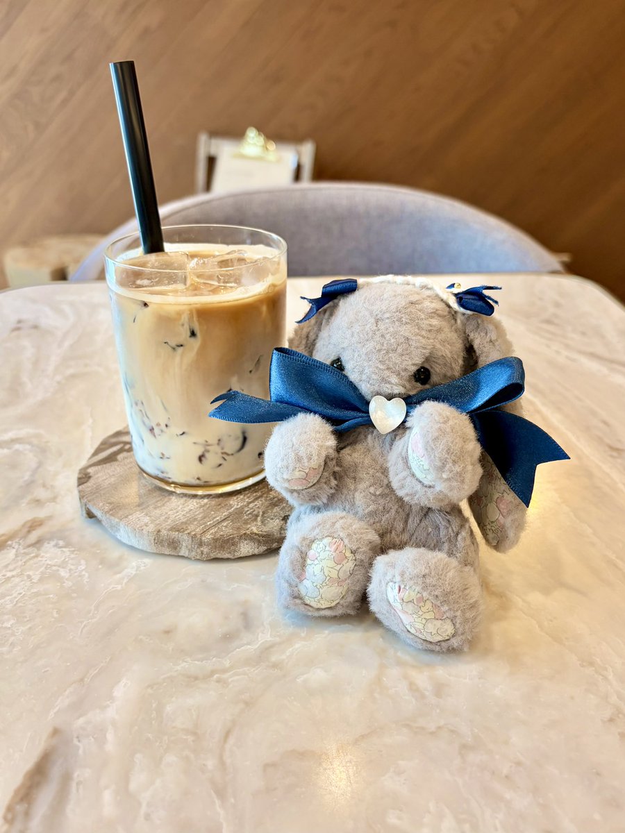 furusara_hug's tweet photo. あっつい日は冷たい飲み物にかぎるね🍹

 #ぬい活 #ぬい撮り https://t.co/vLYdJejbsW