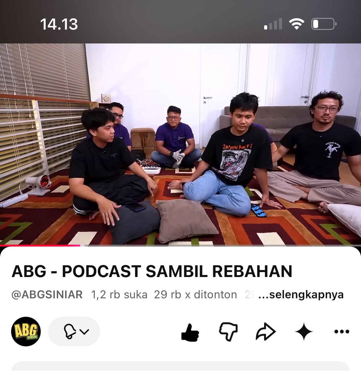 everynay6's tweet photo. Baru kali ini liat podcast, hostnya ngebelakangin bintang tamunya 🤣🤣🤣 @gilbhas https://t.co/9BlOVOta4R
