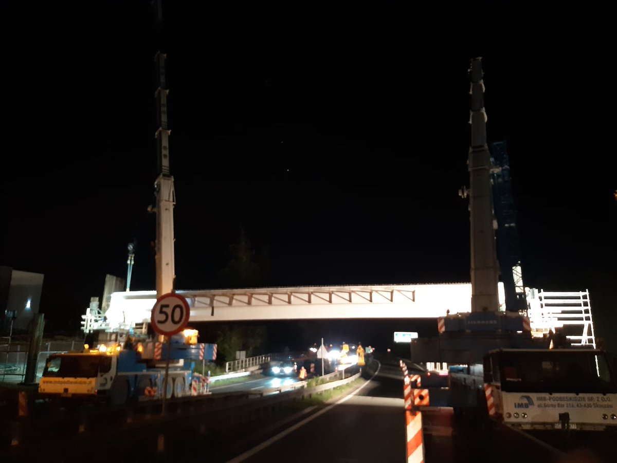 GDDKiA_Krakow's tweet photo. Pracowita "nocka na zakopiance" za nami🏗️
Słońce wstało i oczom ich ukazała się... nowa kładka dla pieszych w Gaju😉
Pod osłoną nocy (i przy znacznie mniejszym ruchu na #DK7) położyliśmy dwie belki na podporach🦾
@GDDKiA | @MI_GOV_PL https://t.co/EFsaIPneSf