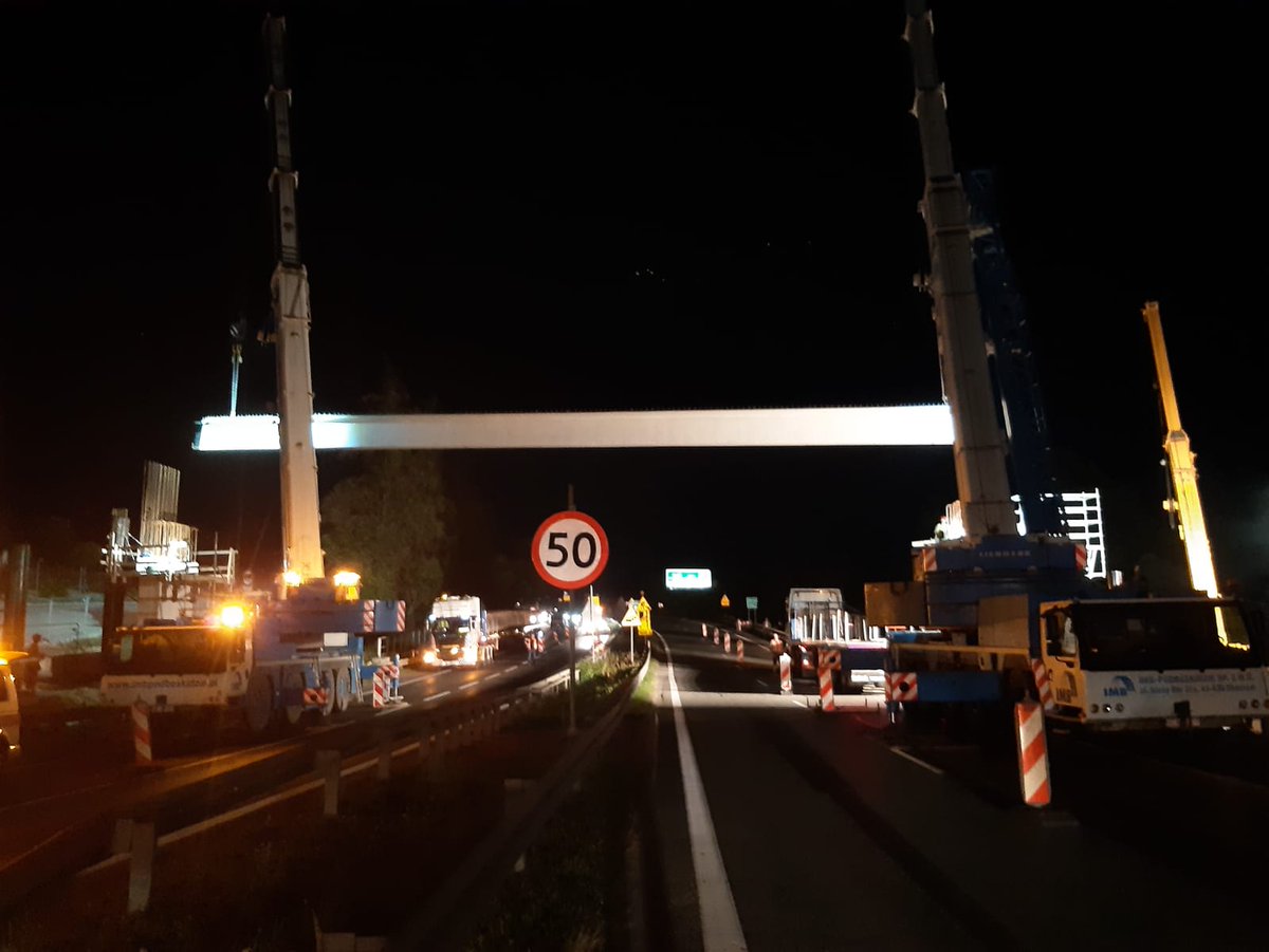 GDDKiA_Krakow's tweet photo. Pracowita "nocka na zakopiance" za nami🏗️
Słońce wstało i oczom ich ukazała się... nowa kładka dla pieszych w Gaju😉
Pod osłoną nocy (i przy znacznie mniejszym ruchu na #DK7) położyliśmy dwie belki na podporach🦾
@GDDKiA | @MI_GOV_PL https://t.co/EFsaIPneSf