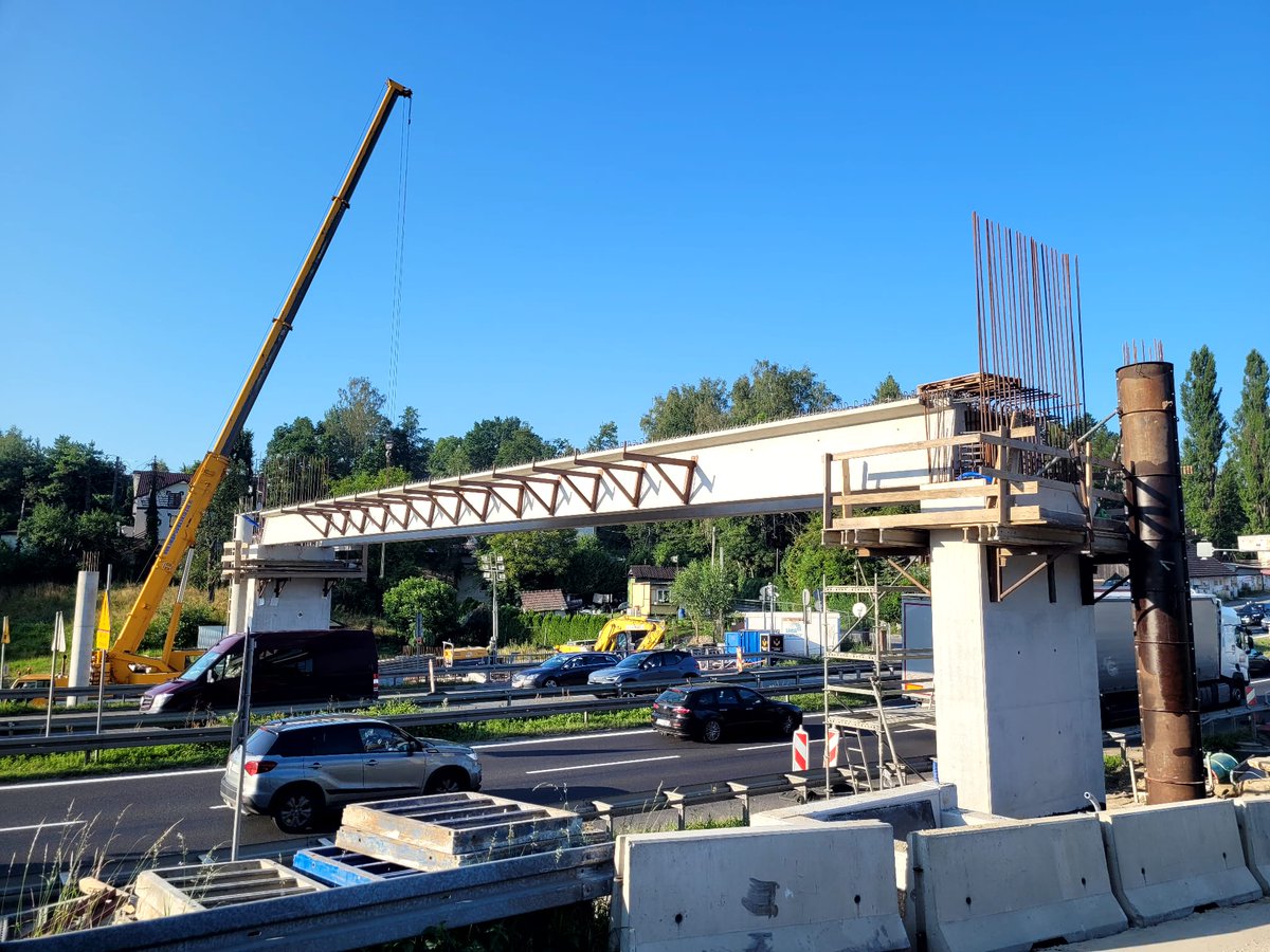 GDDKiA_Krakow's tweet photo. Pracowita "nocka na zakopiance" za nami🏗️
Słońce wstało i oczom ich ukazała się... nowa kładka dla pieszych w Gaju😉
Pod osłoną nocy (i przy znacznie mniejszym ruchu na #DK7) położyliśmy dwie belki na podporach🦾
@GDDKiA | @MI_GOV_PL https://t.co/EFsaIPneSf