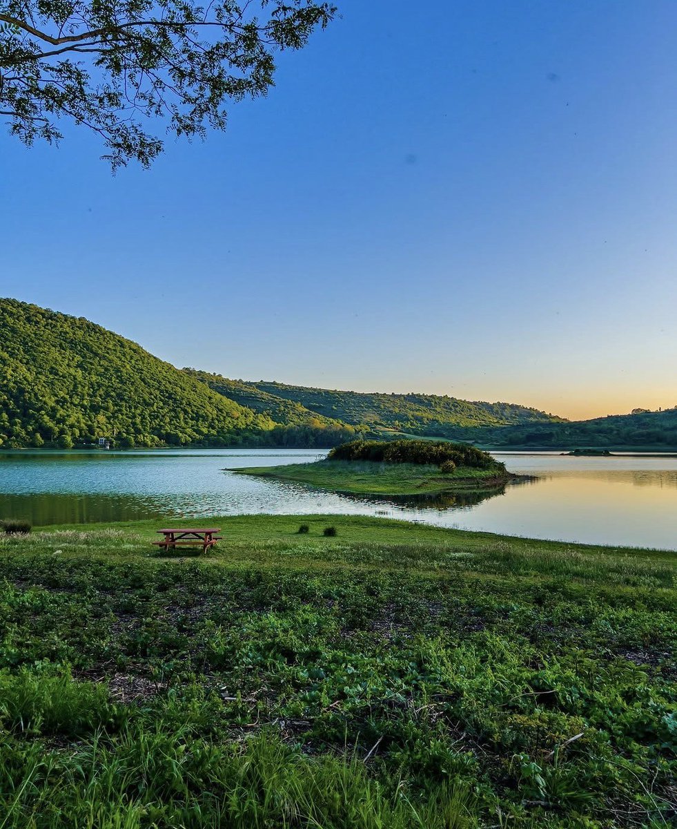 visit_lazio's tweet photo. Nel cuore dei #MontiErnici, il #LagoDiCanterno regala sentieri immersi nella natura, panorami che incantano e tramonti che si specchiano sull'acqua. Il luogo perfetto per rallentare, respirare e lasciarsi sorprendere

📷 Ig alessiodoff

#VisitLazio #CèTuttoUnLazioIntorno https://t.co/2aPge2b4rs