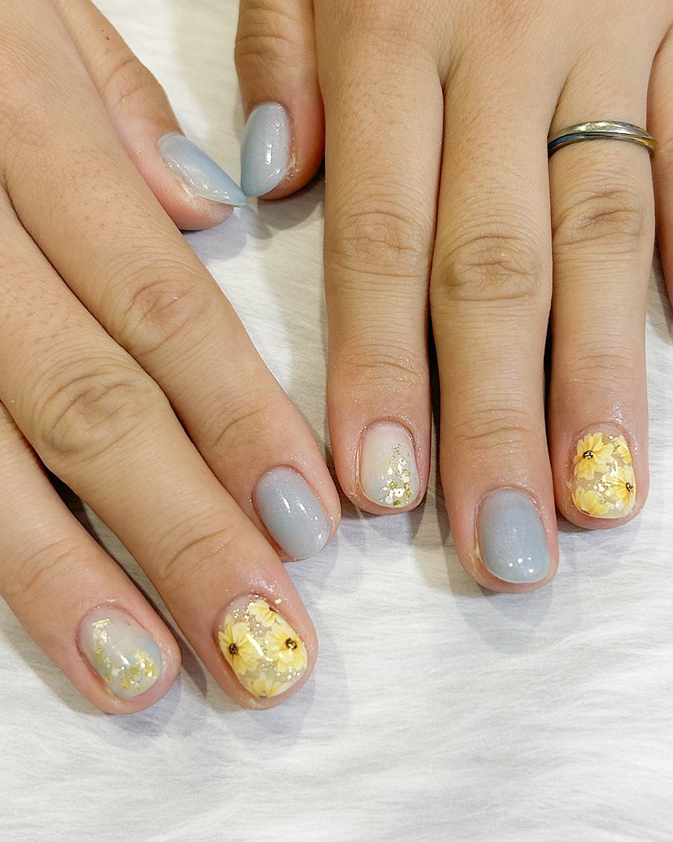 Qunt_nail's tweet photo. #ネイル #ネイルデザイン
ワンカラーにひまわりのアートを追加したらそれだけで夏感すごい🌻元気になれる配色も◎ https://t.co/2m8WJwdE2M