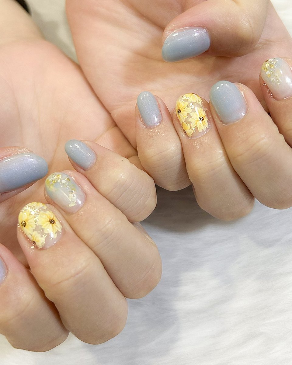 Qunt_nail's tweet photo. #ネイル #ネイルデザイン
ワンカラーにひまわりのアートを追加したらそれだけで夏感すごい🌻元気になれる配色も◎ https://t.co/2m8WJwdE2M