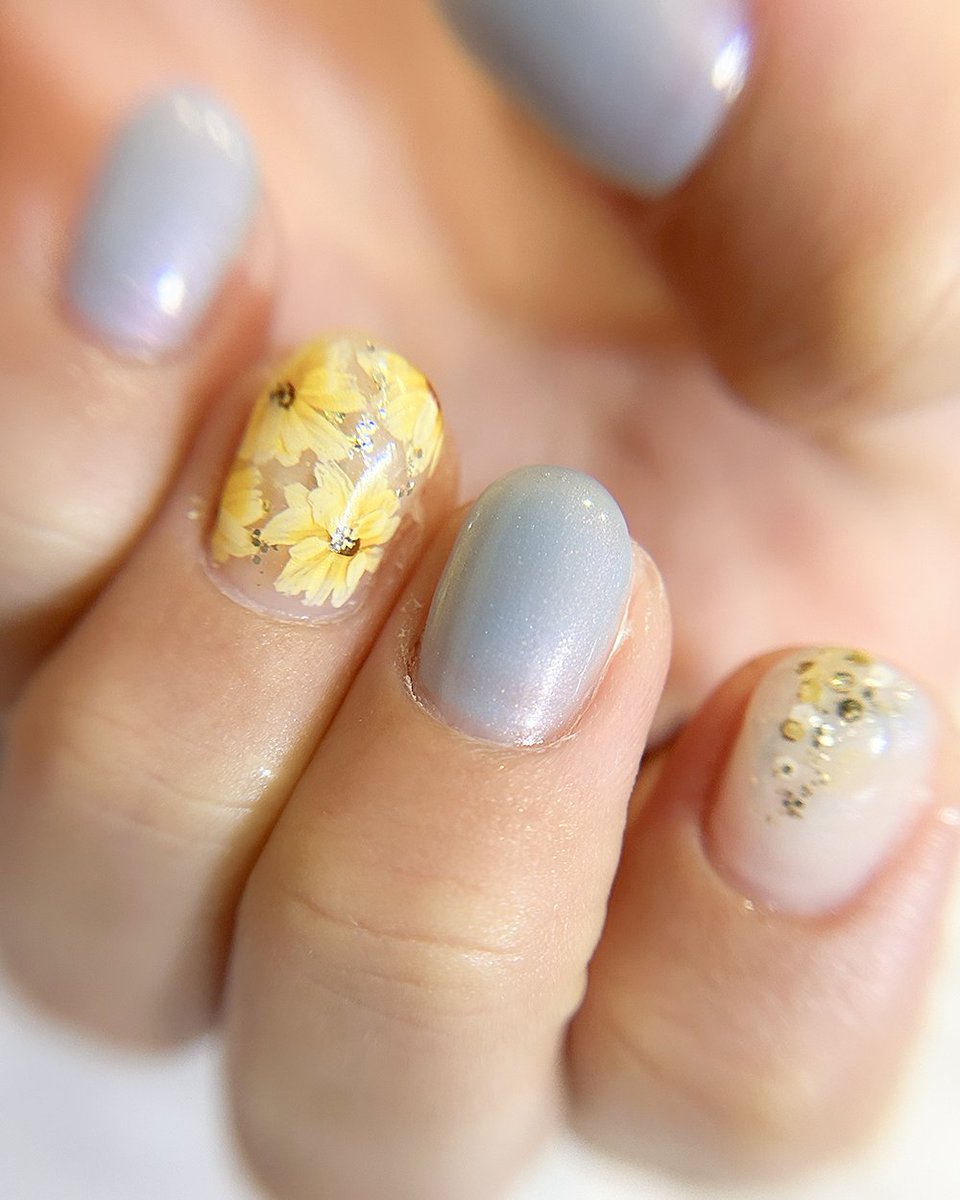 Qunt_nail's tweet photo. #ネイル #ネイルデザイン
ワンカラーにひまわりのアートを追加したらそれだけで夏感すごい🌻元気になれる配色も◎ https://t.co/2m8WJwdE2M