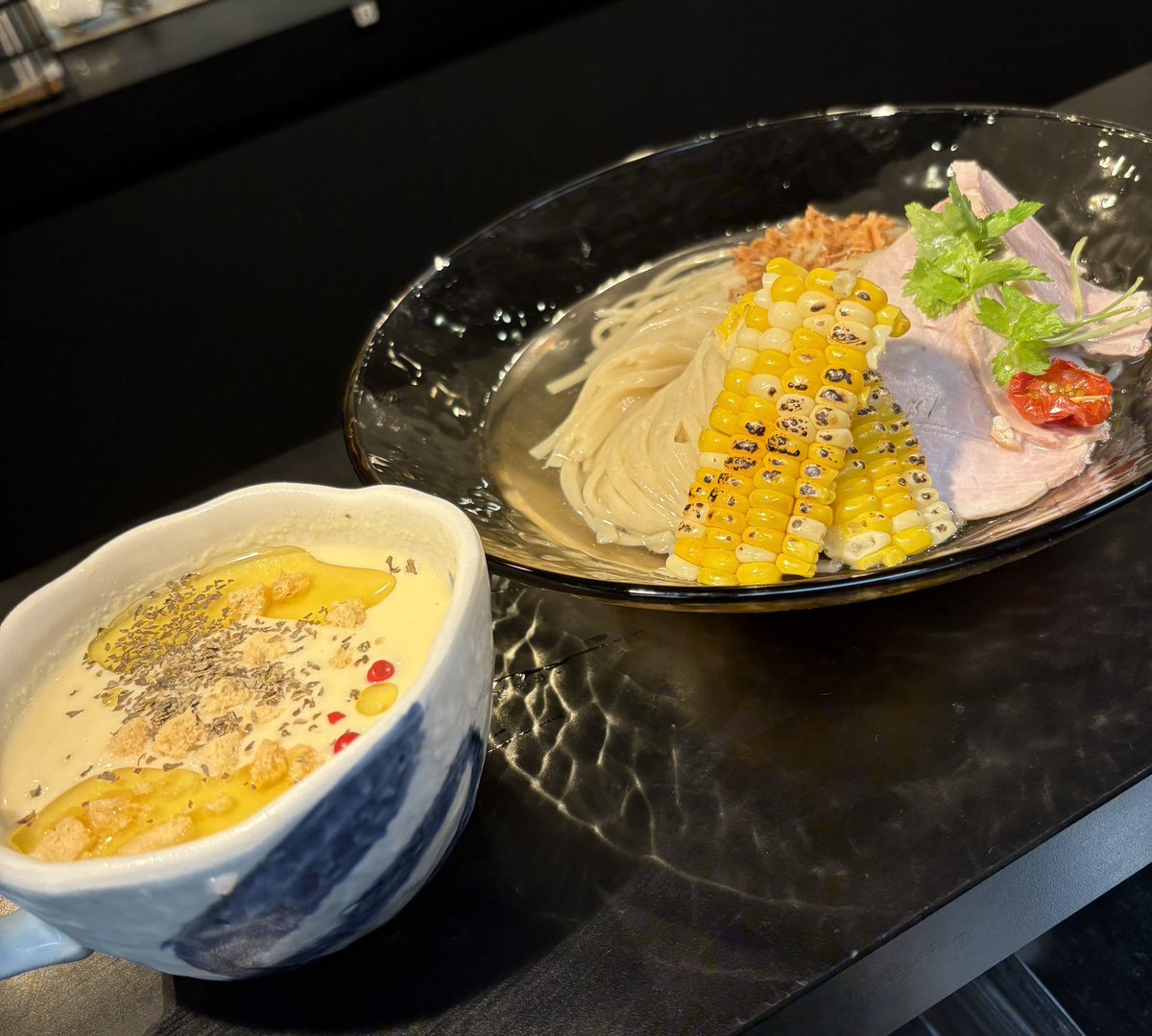 sasukejapan396's tweet photo. 明日からの朝昼営業にて
冷やし焙煎煮干しざるそばを出します🐟
クールダウンで冷たい煮干しを是非！

夜営業は鰻を使ったスープver旨味つけ麺が金土(日曜まであるか⁉︎)で終わりそうです🤔

今年のホワイトコーンはあと数日で終わりそうです。まだの方や最後にもう一度食べたい方は今週末くらいまでに🌽(朝昼&夜営業にて)

週末からはオマール海老を使った冷やしのスープを提供予定です。トッピングも変えて出します🦐

…といった感じの告知でした🙇‍♂️
猛暑の中、さすけ従業員一同元気に営業します！
よろしくお願いします🍜