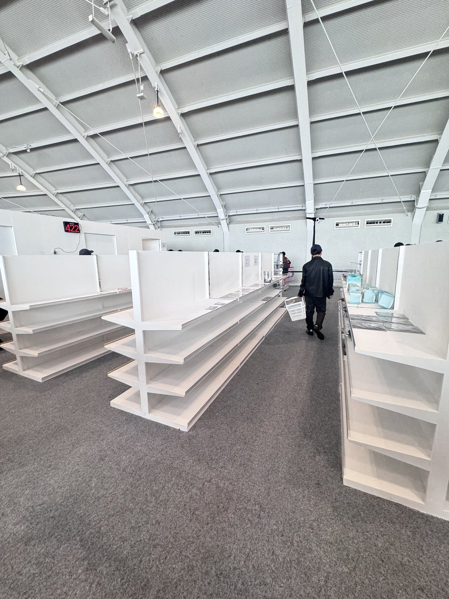 seoci's tweet photo. ngantri angin dan debu 3 jam di hoyofest https://t.co/mrVyQYyC9q