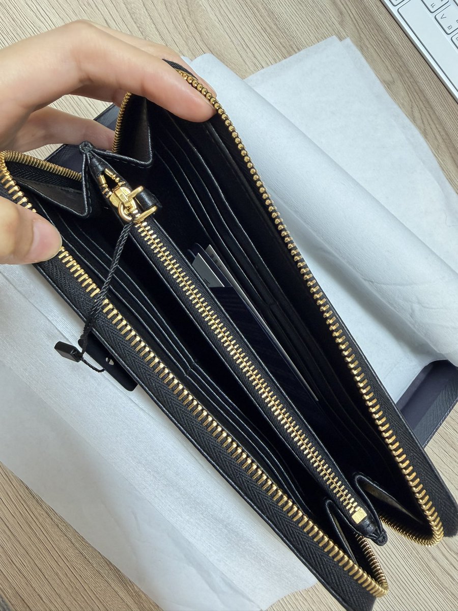 meilidou_pp's tweet photo. Prada Portafoglio Lampo สี Nero ของแท้ ใหม่ 100% 
อุปกรณ์ครบ อะไหล่ทอง 
ราคา 8,500 บาท ส่งฟรี EMS 
นัดรับ อาคารสินธรทาวเวอร์ ถนนวิทยุ 
#prada #pradawallet #pradaportafoglio https://t.co/j4yd6CBSog