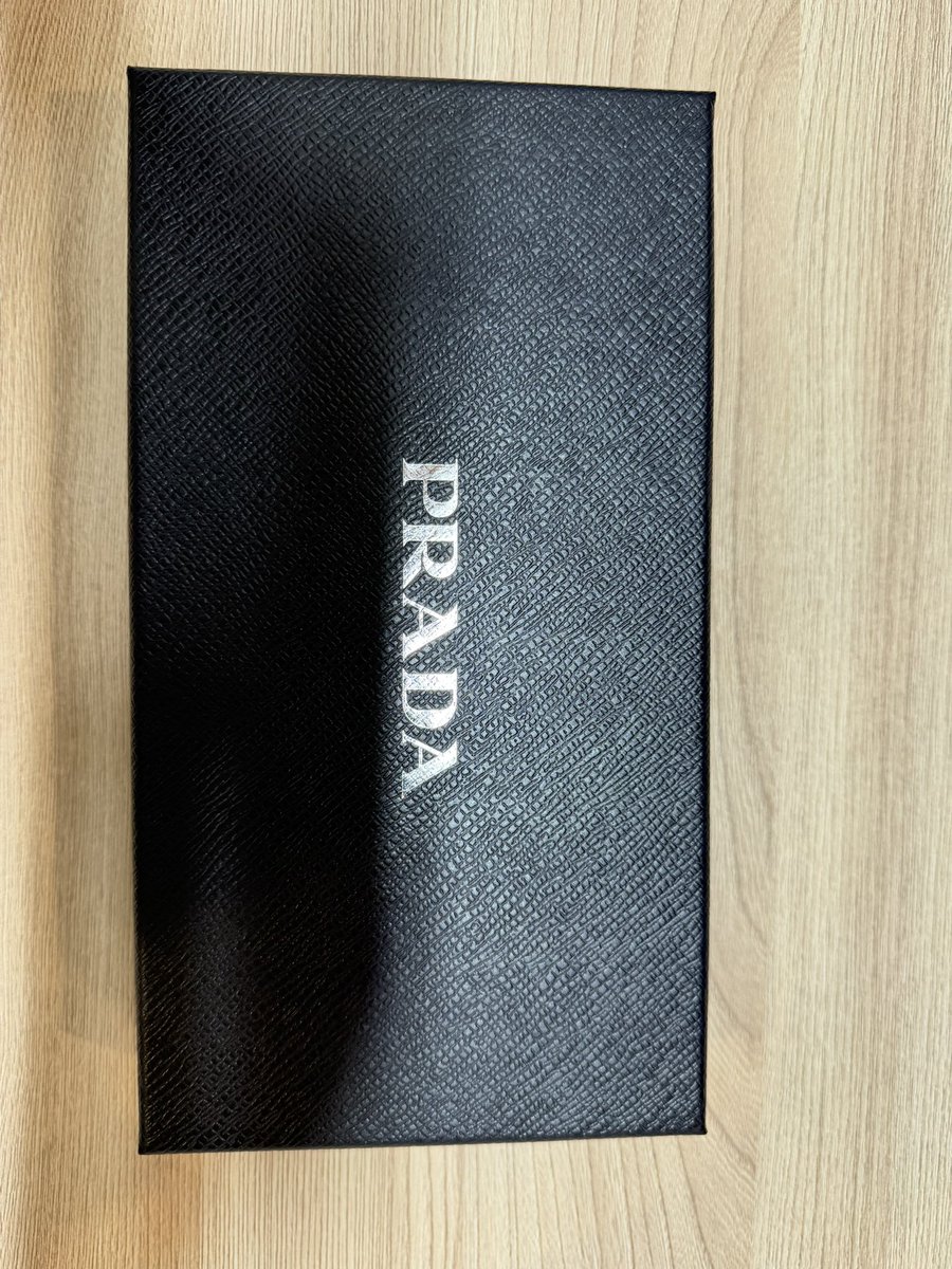 meilidou_pp's tweet photo. Prada Portafoglio Lampo สี Nero ของแท้ ใหม่ 100% 
อุปกรณ์ครบ อะไหล่ทอง 
ราคา 8,500 บาท ส่งฟรี EMS 
นัดรับ อาคารสินธรทาวเวอร์ ถนนวิทยุ 
#prada #pradawallet #pradaportafoglio https://t.co/j4yd6CBSog