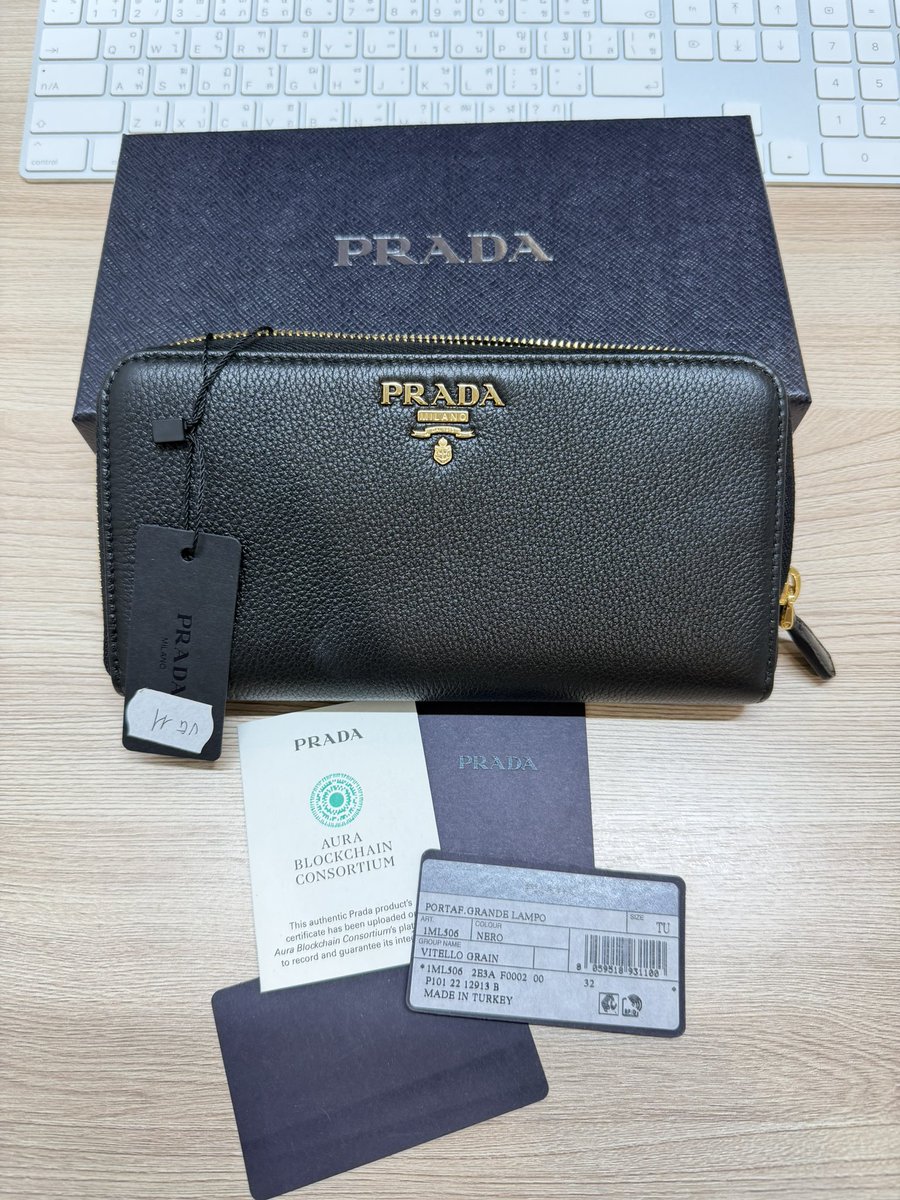 meilidou_pp's tweet photo. Prada Portafoglio Lampo สี Nero ของแท้ ใหม่ 100% 
อุปกรณ์ครบ อะไหล่ทอง 
ราคา 8,500 บาท ส่งฟรี EMS 
นัดรับ อาคารสินธรทาวเวอร์ ถนนวิทยุ 
#prada #pradawallet #pradaportafoglio https://t.co/j4yd6CBSog