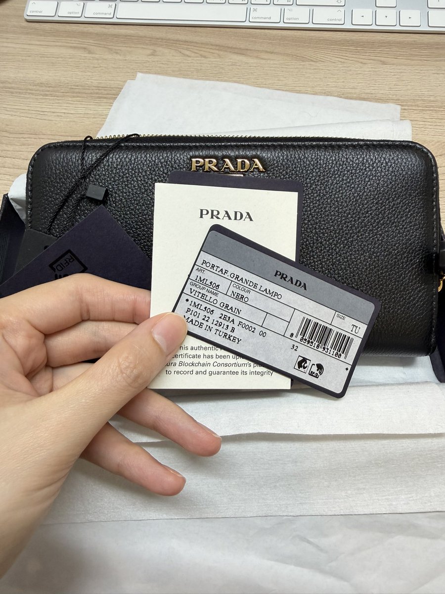 meilidou_pp's tweet photo. Prada Portafoglio Lampo สี Nero ของแท้ ใหม่ 100% 
อุปกรณ์ครบ อะไหล่ทอง 
ราคา 8,500 บาท ส่งฟรี EMS 
นัดรับ อาคารสินธรทาวเวอร์ ถนนวิทยุ 
#prada #pradawallet #pradaportafoglio https://t.co/j4yd6CBSog